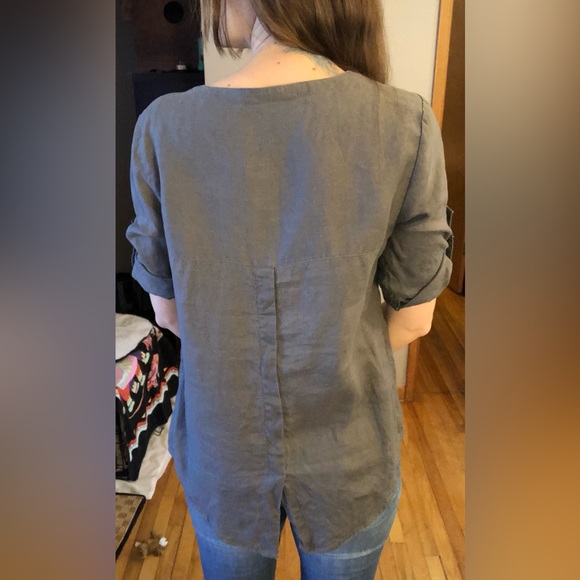 Grey blouse with 3/4 length sleeves. Size: S. Brand: Ellen Tracy - Picture 6 of 9